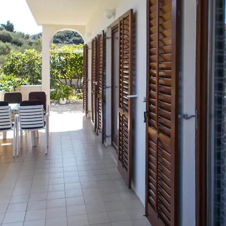2 Bedroom In Appartamento Supetarska Draga